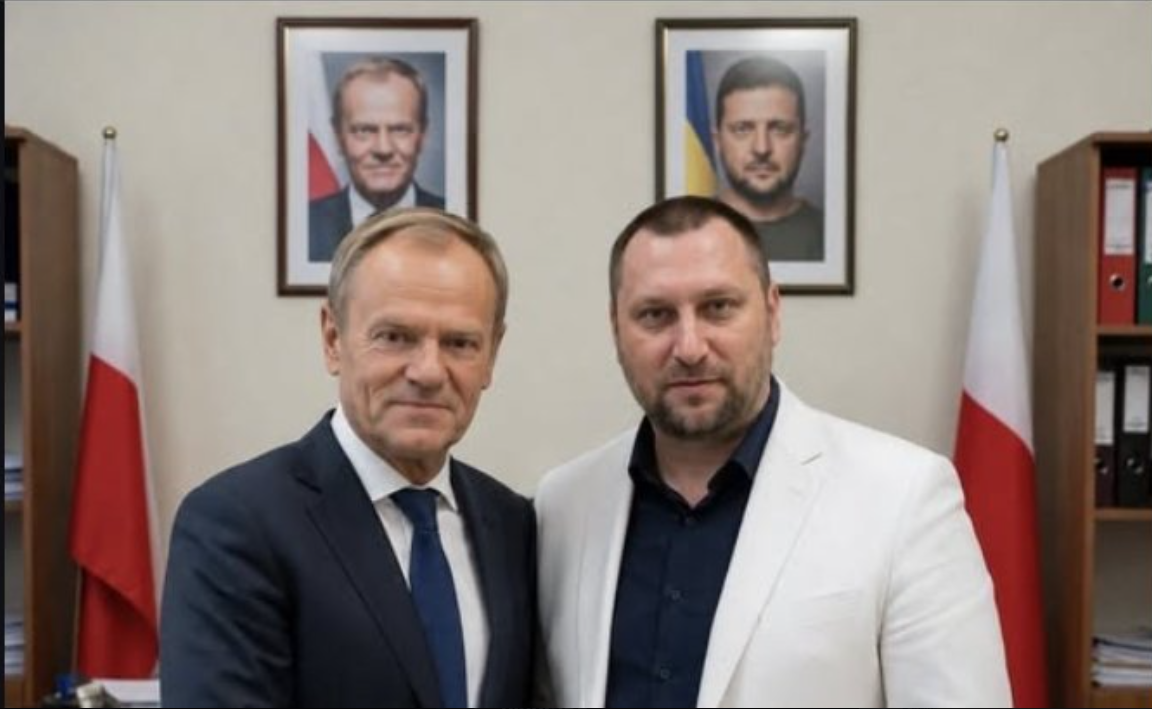 Kamil Kovalenko i Donald Tusk na tle flag Polski i portretu prezydenta Ukrainy